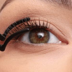 Zbliżenie modelki zakręcającej rzęsy