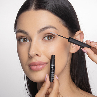 Modelka stosująca zmywacz